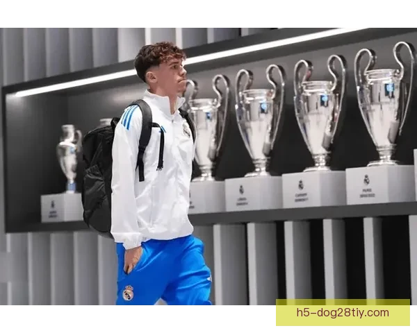 吕迪格庆祝进球拍打皮塔奇头部小将晃动